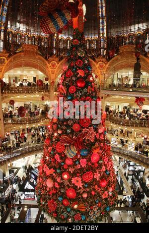 Ein Foto vom 20. November 2019 zeigt den Weihnachtsbaum während der Nacht der Öffnung der Weihnachtsfenster im Kaufhaus Galeries Lafayette in Paris. Foto von Denis Guignebourg/ABACAPRESS.COM Stockfoto