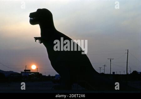 Lebensgroße Dinosaurierstatue an der Straßenanziehung in Cabazon, Katze Stockfoto