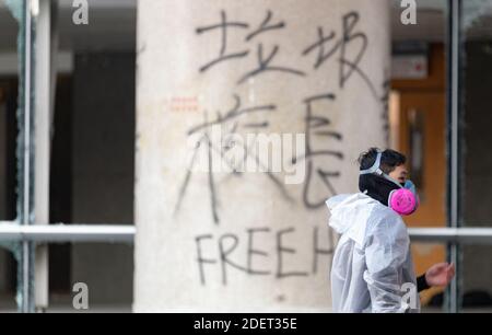 Ein Graffiti liest "Müll Principal. Freie HK' gesehen im Inneren des Campus. In Hongkong am 17. November 2019. Belagerung an der Polytechnischen Universität. Die Polizei umzingelte den Universitätscampus, nachdem prodemokratische Demonstranten den Hafentunnel und die Hauptstraße vor dem Campus blockiert hatten. Hongkong protestierte in seinem sechsten Monat kontinuierlich. Am Montag, den 11. November 2019 begann ein städtebauvoller Streik, der Teile Hongkongs zum Stillstand brachte, als MTR-Stationen geschlossen wurden und mehrere Straßensperren errichtet wurden. Foto von May James/ABACAPRESS.COM Stockfoto