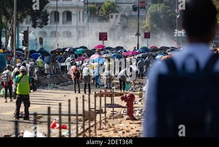 Menschen beobachten die Zusammenstöße zwischen Demonstranten und Polizei. In Hongkong am 17. November 2019. Belagerung an der Polytechnischen Universität. Die Polizei umzingelte den Universitätscampus, nachdem prodemokratische Demonstranten den Hafentunnel und die Hauptstraße vor dem Campus blockiert hatten. Hongkong protestierte in seinem sechsten Monat kontinuierlich. Am Montag, den 11. November 2019 begann ein städtebauvoller Streik, der Teile Hongkongs zum Stillstand brachte, als MTR-Stationen geschlossen wurden und mehrere Straßensperren errichtet wurden. Foto von May James/ABACAPRESS.COM Stockfoto