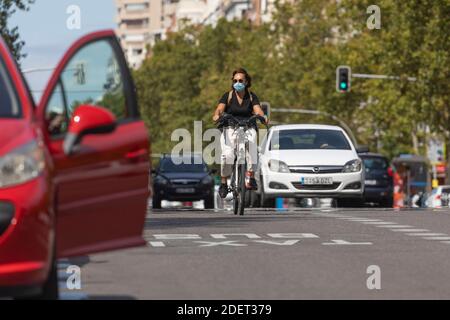 Madrid, Spanien - 26. Sep 2020: Eine Frau, die mit einem Elektrofahrrad vom öffentlichen Nahverkehr BiciMAD der EMT-Aktiengesellschaft fährt. Stockfoto