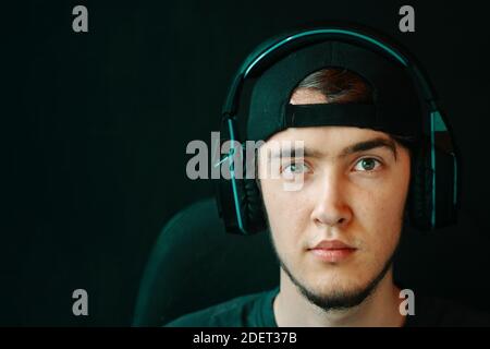 Mann mit den Kopfhörern. Cyber-Sport. Handsome Spiel Streamer gewinnt eine Runde in einem wettbewerbsorientierten Spiel. Stockfoto