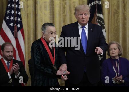 US-Präsident Donald Trump verleiht Teresa Lozano Long am 21. November 2019 im East Room des Weißen Hauses in Washington die National Humanities Medal. Foto von Yuri Gripas/ABACAPRESS.COM Stockfoto