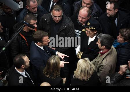 Frankreichs Präsident Emmanuel Macron spricht am 22. November 2019 mit ehemaligen Mitarbeitern von Whirlpool und Frankreichs linker Partei La France Insoumise (LFI) im Parlament, Francois Ruffin, in Amiens, Frankreich. Foto von Eliot Blondt/ABACAPRESS.COM Stockfoto