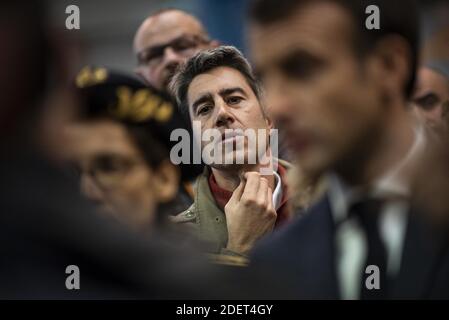 Frankreichs Präsident Emmanuel Macron spricht am 22. November 2019 mit ehemaligen Mitarbeitern von Whirlpool und Frankreichs linker Partei La France Insoumise (LFI) im Parlament, Francois Ruffin, in Amiens, Frankreich. Foto von Eliot Blondt/ABACAPRESS.COM Stockfoto