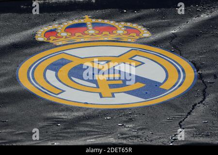 Kiew, Ukraine. Dezember 2020. KIEW, UKRAINE - 01. DEZEMBER: Real Madrids Logo während des UEFA Champions League-Fußballspiels der Gruppe B zwischen Shakhtar Donetsk und Real Madrid (Foto: Aleksandr Gusev/Pacific Press) Quelle: Pacific Press Media Production Corp./Alamy Live News Stockfoto