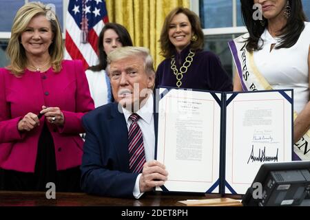 US-Präsident Donald J. Trump (C) hält "die WomenâÂ € Â™s Stimmrecht Centennial Commemorative Coin Act", nach der Unterzeichnung während einer Zeremonie, neben republikanischen Senator aus Tennessee Marsha Blackburn (L), im Oval Office des Weißen Hauses in Washington, DC, USA, 25 November 2019. Trump unterzeichnete 'H.R. 2423, die WomenâÂ € Â™s Wahlrecht Centennial Commemorative Coin Act' - ein Gesetzentwurf, der das US-Finanzministerium zu Münzprägeanstalt und Ausgabe von bis zu vierhunderttausend ein-Dollar-Silbermünzen zu Ehren von Frauen, die eine Rolle bei der Sammlung Unterstützung für die 19. Ergänzung gespielt. Foto von Michael Reynaolds/Pool/ABACAPRESS.COM Stockfoto