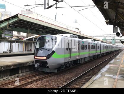 Ein neues Modell EMU900 Taiwan Railways Administration Pendlerzug am Zhongli Bahnhof in Taoyuan, Taiwan geparkt. Stockfoto