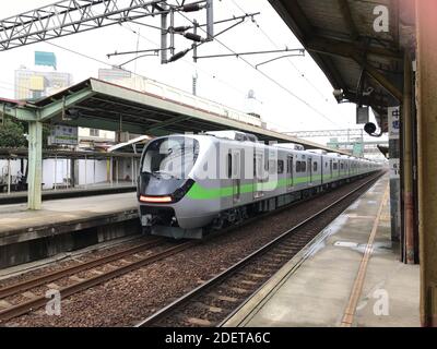 Ein neues Modell EMU900 Taiwan Railways Administration Pendlerzug am Zhongli Bahnhof in Taoyuan, Taiwan geparkt. Stockfoto