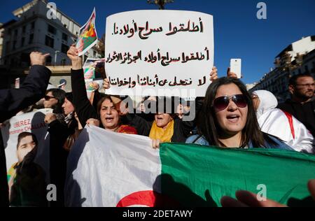 Protest für die Freilassung der Häftlinge der Volksbewegung Hirak seit Februar 22. Weiße und rot-grüne Ballons in der Farbe der algerischen Flagge wurden von den Demonstranten freigegeben. Algier, Algerien, am 28. November 2019. Foto von Louiza Ammi/ABACAPRESS.COM Stockfoto