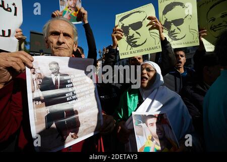 Protest für die Freilassung der Häftlinge der Volksbewegung Hirak seit Februar 22. Weiße und rot-grüne Ballons in der Farbe der algerischen Flagge wurden von den Demonstranten freigegeben. Algier, Algerien, am 28. November 2019. Foto von Louiza Ammi/ABACAPRESS.COM Stockfoto