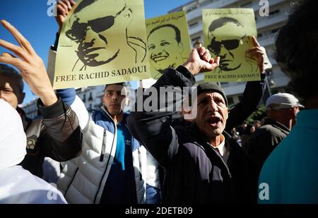 Protest für die Freilassung der Häftlinge der Volksbewegung Hirak seit Februar 22. Weiße und rot-grüne Ballons in der Farbe der algerischen Flagge wurden von den Demonstranten freigegeben. Algier, Algerien, am 28. November 2019. Foto von Louiza Ammi/ABACAPRESS.COM Stockfoto