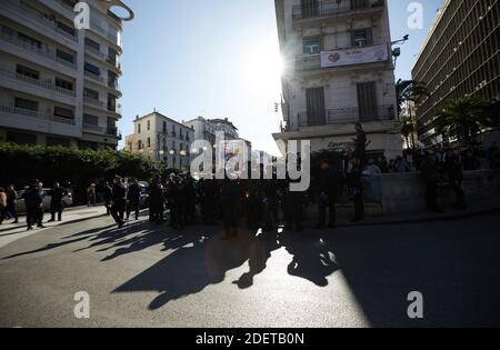 Protest für die Freilassung der Häftlinge der Volksbewegung Hirak seit Februar 22. Weiße und rot-grüne Ballons in der Farbe der algerischen Flagge wurden von den Demonstranten freigegeben. Algier, Algerien, am 28. November 2019. Foto von Louiza Ammi/ABACAPRESS.COM Stockfoto