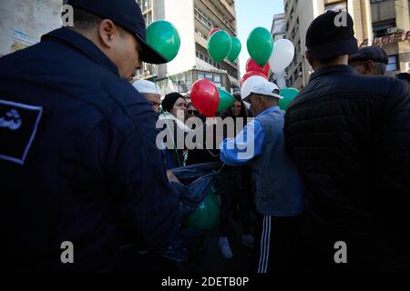 Protest für die Freilassung der Häftlinge der Volksbewegung Hirak seit Februar 22. Weiße und rot-grüne Ballons in der Farbe der algerischen Flagge wurden von den Demonstranten freigegeben. Algier, Algerien, am 28. November 2019. Foto von Louiza Ammi/ABACAPRESS.COM Stockfoto