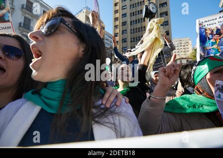 Protest für die Freilassung der Häftlinge der Volksbewegung Hirak seit Februar 22. Weiße und rot-grüne Ballons in der Farbe der algerischen Flagge wurden von den Demonstranten freigegeben. Algier, Algerien, am 28. November 2019. Foto von Louiza Ammi/ABACAPRESS.COM Stockfoto