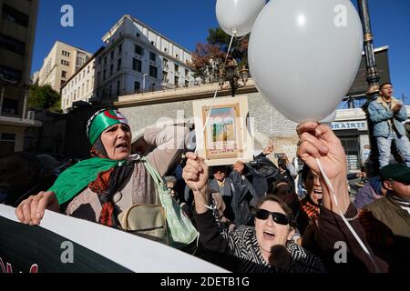 Protest für die Freilassung der Häftlinge der Volksbewegung Hirak seit Februar 22. Weiße und rot-grüne Ballons in der Farbe der algerischen Flagge wurden von den Demonstranten freigegeben. Algier, Algerien, am 28. November 2019. Foto von Louiza Ammi/ABACAPRESS.COM Stockfoto