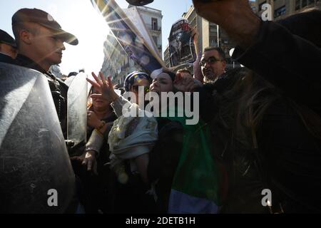 Protest für die Freilassung der Häftlinge der Volksbewegung Hirak seit Februar 22. Weiße und rot-grüne Ballons in der Farbe der algerischen Flagge wurden von den Demonstranten freigegeben. Algier, Algerien, am 28. November 2019. Foto von Louiza Ammi/ABACAPRESS.COM Stockfoto