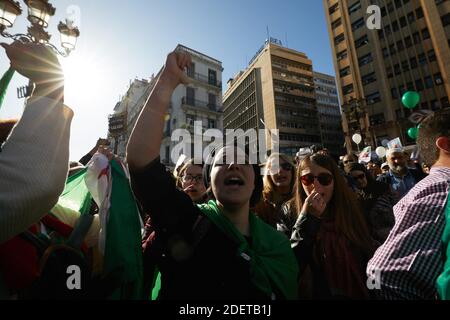 Protest für die Freilassung der Häftlinge der Volksbewegung Hirak seit Februar 22. Weiße und rot-grüne Ballons in der Farbe der algerischen Flagge wurden von den Demonstranten freigegeben. Algier, Algerien, am 28. November 2019. Foto von Louiza Ammi/ABACAPRESS.COM Stockfoto