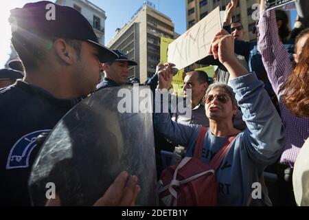 Protest für die Freilassung der Häftlinge der Volksbewegung Hirak seit Februar 22. Weiße und rot-grüne Ballons in der Farbe der algerischen Flagge wurden von den Demonstranten freigegeben. Algier, Algerien, am 28. November 2019. Foto von Louiza Ammi/ABACAPRESS.COM Stockfoto