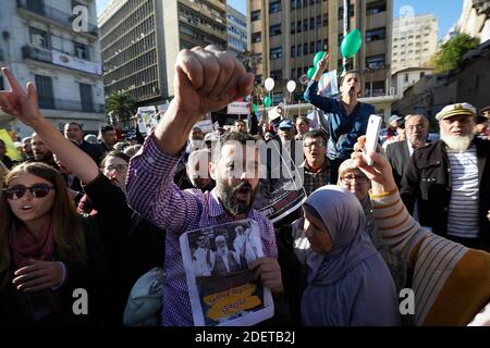 Protest für die Freilassung der Häftlinge der Volksbewegung Hirak seit Februar 22. Weiße und rot-grüne Ballons in der Farbe der algerischen Flagge wurden von den Demonstranten freigegeben. Algier, Algerien, am 28. November 2019. Foto von Louiza Ammi/ABACAPRESS.COM Stockfoto