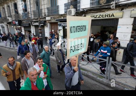 Demonstration in der algerischen Innenstadt von Algier am 30. November 2019 gegen die Einmischung Europas aus dem Ausland in die inneren Angelegenheiten Algeriens und für die bevorstehenden Präsidentschaftswahlen, die in weniger als zwei Wochen angesetzt sind. Mehr als 2000 Menschen demonstrierten am Samstag gegen ausländische Einmischung. Das Europäische Parlament wird am Donnerstag über eine Entschließung zur Lage der Freiheiten in Algerien abstimmen, die von der Hirak-Bewegung erschüttert wird, einer seit Februar 22 friedlichen Volksbewegung. Algerien verurteilte diese Einmischung. Die Demonstration verwandelte sich in Unterstützung für die Präsidentschaftswahl vom 12. Dezember r. Stockfoto