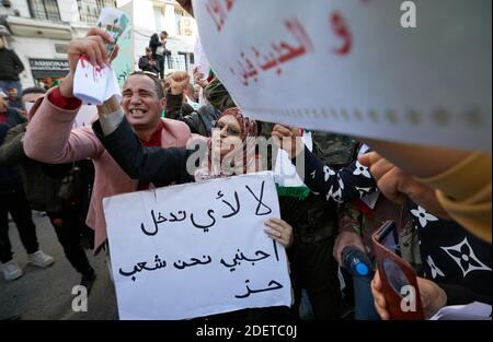 Demonstration in der algerischen Innenstadt von Algier am 30. November 2019 gegen die Einmischung Europas aus dem Ausland in die inneren Angelegenheiten Algeriens und für die bevorstehenden Präsidentschaftswahlen, die in weniger als zwei Wochen angesetzt sind. Mehr als 2000 Menschen demonstrierten am Samstag gegen ausländische Einmischung. Das Europäische Parlament wird am Donnerstag über eine Entschließung zur Lage der Freiheiten in Algerien abstimmen, die von der Hirak-Bewegung erschüttert wird, einer seit Februar 22 friedlichen Volksbewegung. Algerien verurteilte diese Einmischung. Die Demonstration verwandelte sich in Unterstützung für die Präsidentschaftswahl vom 12. Dezember r. Stockfoto