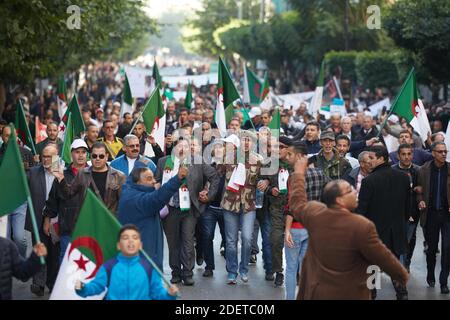 Demonstration in der algerischen Innenstadt von Algier am 30. November 2019 gegen die Einmischung Europas aus dem Ausland in die inneren Angelegenheiten Algeriens und für die bevorstehenden Präsidentschaftswahlen, die in weniger als zwei Wochen angesetzt sind. Mehr als 2000 Menschen demonstrierten am Samstag gegen ausländische Einmischung. Das Europäische Parlament wird am Donnerstag über eine Entschließung zur Lage der Freiheiten in Algerien abstimmen, die von der Hirak-Bewegung erschüttert wird, einer seit Februar 22 friedlichen Volksbewegung. Algerien verurteilte diese Einmischung. Die Demonstration verwandelte sich in Unterstützung für die Präsidentschaftswahl vom 12. Dezember r. Stockfoto