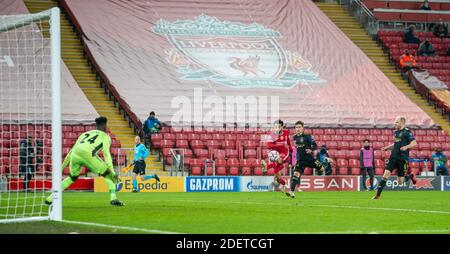 Liverpool. Dezember 2020. Mohamed Salah aus Liverpool schießt während des UEFA Champions League-Spiels zwischen dem FC Liverpool und AFC Ajax am 1. Dezember 2020 in Anfield in Liverpool, Großbritannien, weit. Quelle: Xinhua/Alamy Live News Stockfoto