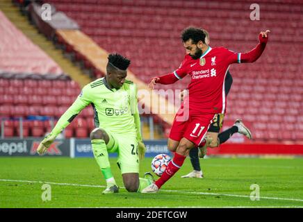 Liverpool. Dezember 2020. Mohamed Salah (R) aus Liverpool tritt am 1. Dezember 2020 beim UEFA Champions League-Spiel zwischen dem FC Liverpool und AFC Ajax in Anfield in Liverpool, Großbritannien, an. Quelle: Xinhua/Alamy Live News Stockfoto