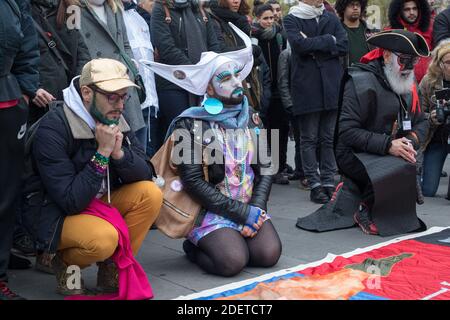 Act up-Paris Aktivisten versammeln sich auf dem Place de la Republique zum Welttag gegen AIDS in Paris, Frankreich. Dezember 2019. Foto von Danielle Aspis/ABACAPRESS.COM Stockfoto