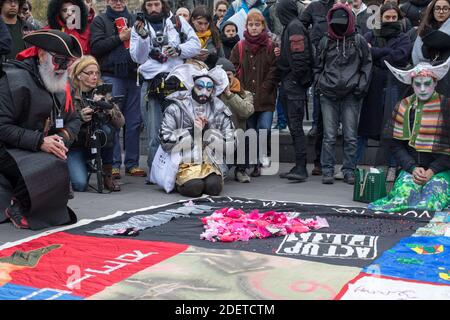 Act up-Paris Aktivisten versammeln sich auf dem Place de la Republique zum Welttag gegen AIDS in Paris, Frankreich. Dezember 2019. Foto von Danielle Aspis/ABACAPRESS.COM Stockfoto