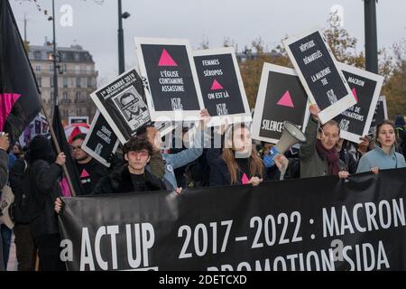 Act up-Paris Aktivisten versammeln sich auf dem Place de la Republique zum Welttag gegen AIDS in Paris, Frankreich. Dezember 2019. Foto von Danielle Aspis/ABACAPRESS.COM Stockfoto