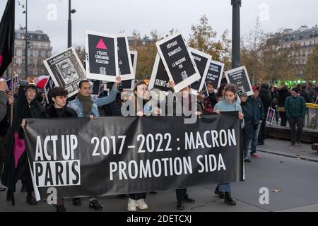 Act up-Paris Aktivisten versammeln sich auf dem Place de la Republique zum Welttag gegen AIDS in Paris, Frankreich. Dezember 2019. Foto von Danielle Aspis/ABACAPRESS.COM Stockfoto