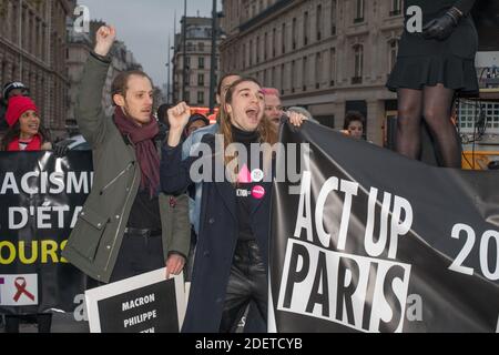 Act up-Paris Aktivisten versammeln sich auf dem Place de la Republique zum Welttag gegen AIDS in Paris, Frankreich. Dezember 2019. Foto von Danielle Aspis/ABACAPRESS.COM Stockfoto