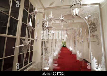 Die Ostkolonnade des Weißen Hauses wird für die Weihnachtszeit während einer Überprüfung der Dekorationen von US First Lady Melania Trump in Washington am 2. Dezember 2019 dekoriert. Foto von Yuri Gripas/ABACAPRESS.COM Stockfoto