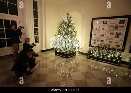 Die Ostkolonnade des Weißen Hauses wird für die Weihnachtszeit während einer Überprüfung der Dekorationen von US First Lady Melania Trump in Washington am 2. Dezember 2019 dekoriert. Foto von Yuri Gripas/ABACAPRESS.COM Stockfoto
