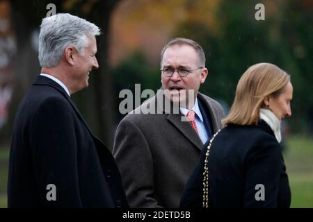 Der amtierende Stabschef des Weißen Hauses Mick Mulvaney (C) spricht mit dem nationalen Sicherheitsberater Robert O’Brien auf dem South Lawn des Weißen Hauses in Washington, bevor er am 2. Dezember 2019 mit Präsident Donald Trump zum NATO-Gipfel in London aufsteht. Foto von Yuri Gripas/ABACAPRESS.COM Stockfoto