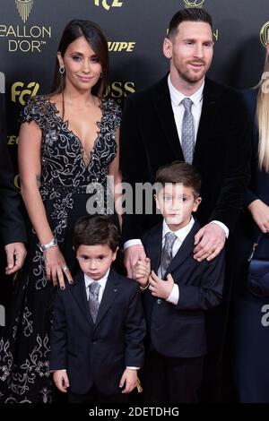 Barcelonas argentinischer Stürmer Lionel Messi und seine Frau Antonella Roccuzzo und ihre Söhne Thiago und Mateo kommen zur Ballon d or France Football 2019 Zeremonie im Chatelet Theater am 2. Dezember 2019 in Paris, Frankreich. Foto von David Niviere/ABACAPRESS.COM Stockfoto