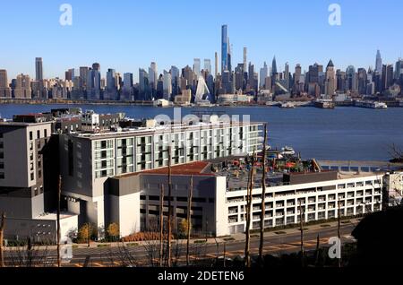 Der Blick auf Midtown Manhattan mit 432 Park Avenue die Das höchste Wohngebäude der Welt von Port Imperial.Weehawken.New Jersey.New Jersey, USA Stockfoto