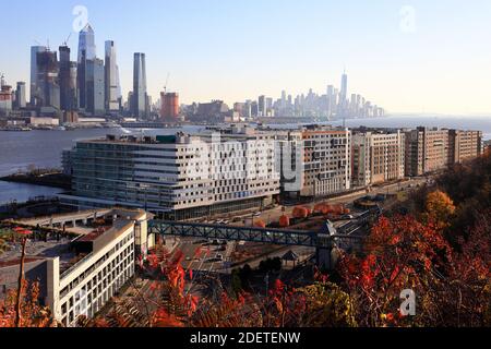 Blick auf New York City (Hudson Yards auf der linken Seite und Lower Manhattan auf der rechten Seite) Mit Hudson River und Apartments am Wasser in Weehawken of New Trikot Stockfoto