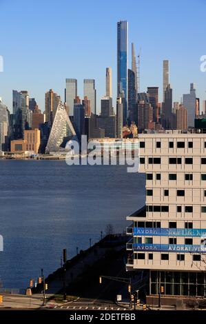 Der Blick auf die Westseite von Manhattan mit 432 Park Avenue Gebäude das weltweit höchste Wohngebäude in New York City von Port Imperial. Weehawken, New Jersey, USA Stockfoto