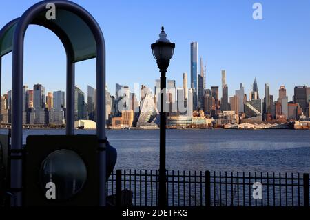 Der Blick auf Manhattan von New York City vom Weehawken Waterfront Park. New Jersey, USA Stockfoto