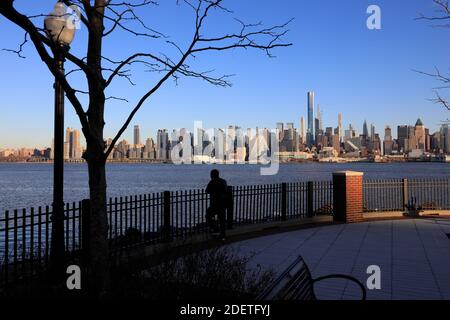 Blick auf den Hudson River und die Skyline von New York City Von der Uferpromenade von Weehawken.New Jersey.USA Stockfoto