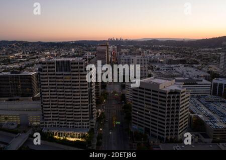 Luftaufnahme mit Blick auf den Brand Boulevard in Richtung der entfernten Innenstadt Skyline von Los Angeles Stockfoto