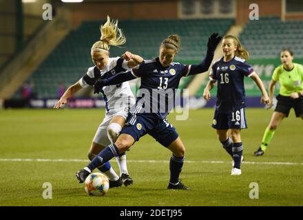 Easter Road Stadium.Edinburgh. Schottland, Großbritannien. Dezember 20. Qualifier Schottland gegen Finnland Finlands Emma Koivisto tussle with Scotlands Jane Ross (13) Easter Road Stadium.Edinburgh. Schottland.UK 28. November-20 Betfred Cup Spiel. Hibernian gegen Dundee. Hibs vs Dundee. Kredit: eric mccowat/Alamy Live Nachrichten Stockfoto