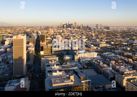 Luftaufnahme des Korridors am Wilshire Boulevard in Koreatown, Los Angeles Stockfoto