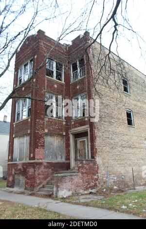 Verlassene dreistöckige Apartmentgebäude in Englewood auf der Südseite Chicagos Stockfoto