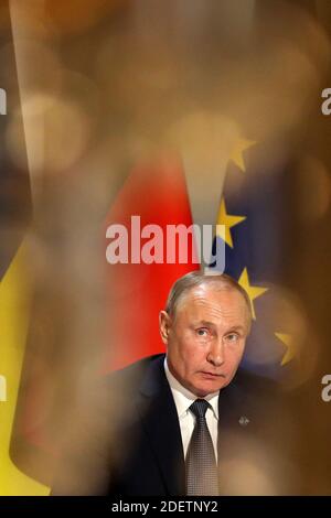Der russische Präsident Wladimir Putin hielt nach einem Treffen der vier Führer der Normandie am 9. Dezember 2019 im Elysee-Palast in Paris, Frankreich, eine gemeinsame Pressekonferenz ab. Die Führer der Ukraine, Russlands, Deutschlands und Frankreichs halten seit 2014 eine Reihe von Treffen ab, um den Konflikt zwischen Kiew und den abtrünnigen Republiken im Osten der Ukraine zu lösen. Foto von Stephane Lemouton/Pool/ABACAPRESS.COM Stockfoto