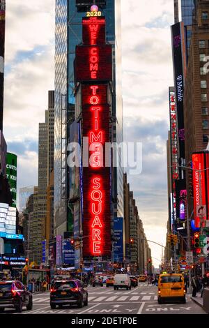 Elektronische Werbung Anschlagtafeln in Times Square, New York City, USA Stockfoto