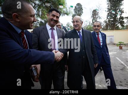 Der algerische Kandidat Abdelmadjid Tebboune stimmt während der Präsidentschaftswahl am 12. Dezember 2019 in einem Wahllokal in Algier, Algerien, ab. Fünf Kandidaten kandidieren bei den Präsidentschaftswahlen in Algerien, um den gestürzten algerischen Präsidenten Abdelaziz Bouteflika zu ersetzen, sagte die Wahlbehörde des Landes am Samstag, inmitten weit verbreiteter Proteste gegen die Wahl. Die ehemaligen Ministerpräsidenten Ali Benflis und Abdelmadjid Tebboune gelten als Spitzenreiter bei einer Wahl, gegen die sich die Massenprotestbewegung wendet, die Bouteflika im April nach 20 Jahren an der Macht zusammen mit der Armee zum Rücktritt zwang. Foto von Louiza Stockfoto